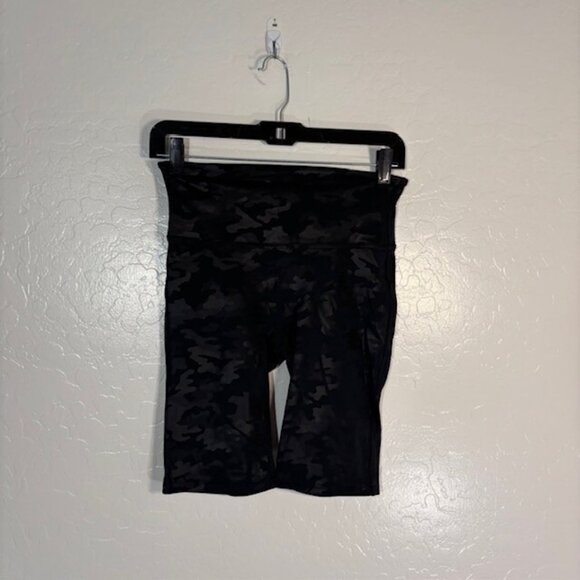Spanx Faux Leather Bike Shorts Womens Medium Glossy Camo 9.5" Compression - Picture 1 of 5